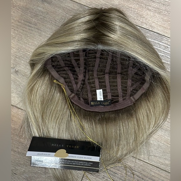 NEW Belle Tress Anatolia Wig In Rootbeer Float Blonde! Beautiful Short Bob - Picture 6 of 8